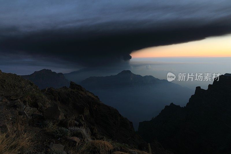 火山从La Palma喷发，Cumbre Vieja fumarole，从Roque de los Muchachos看。巨大的喷发柱驱逐10 /15/2021